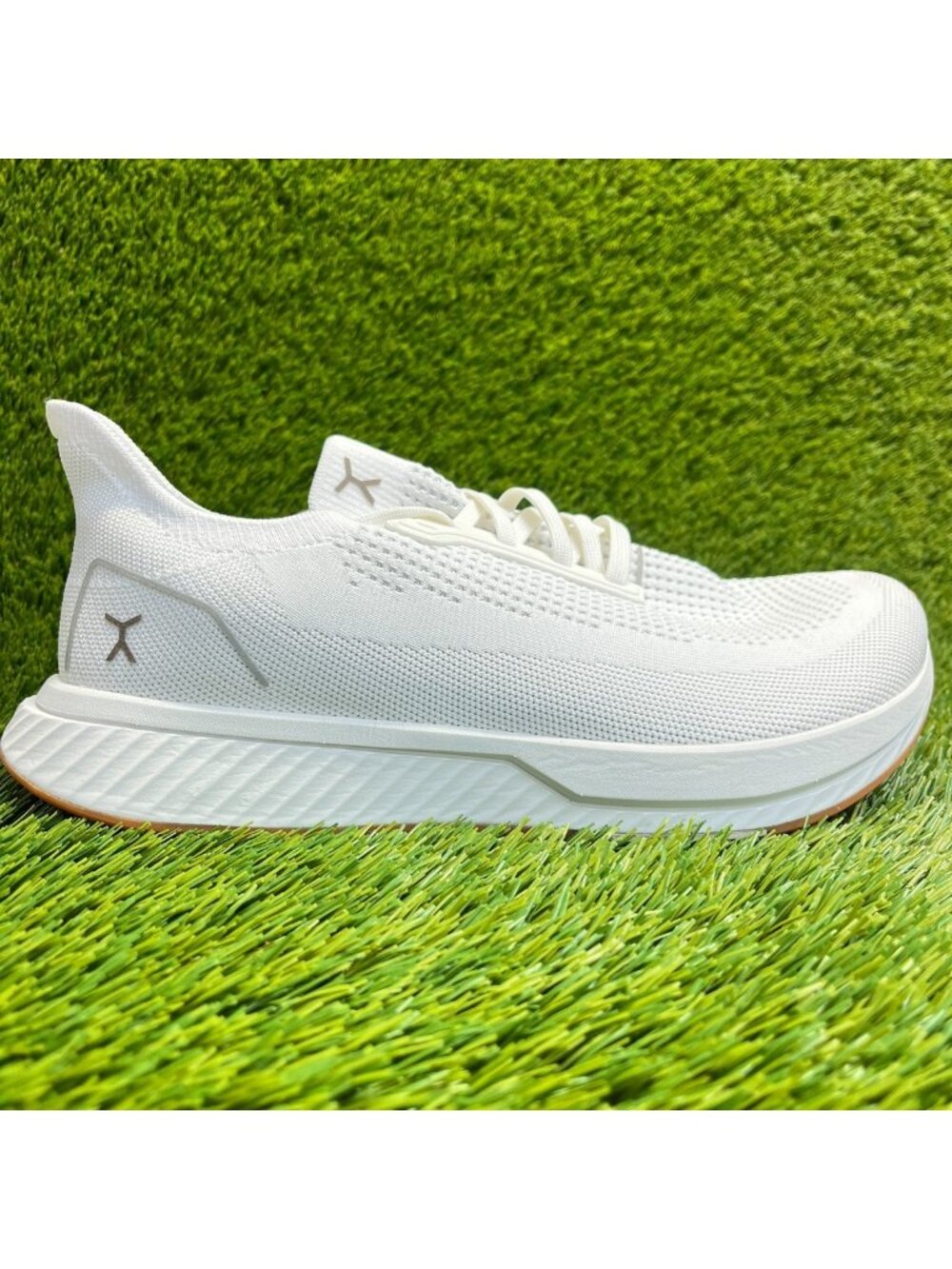 Flux Adapt Runner White Gum Mens Size 10.5 Running Athletic Walking Knit Shoes